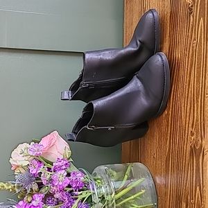 Universal Threads Black Faux Leather Heeled Booties